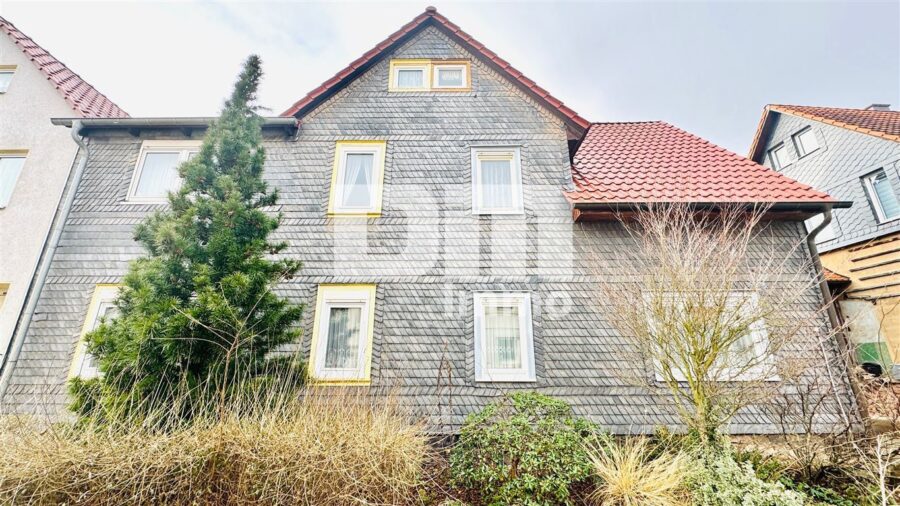 1 - 2 Familienhaus inkl. Anbau BJ 1995 in hervorragender Lage mit Gartenbereich und Nebengebäude - Frontansicht